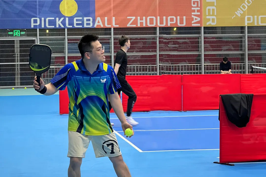 An athlete holding a MEHAU S5 pickleball paddle.